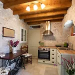 La Casa Di Bella A Tradional Stone House With Barbecue בית נופש Kariá
